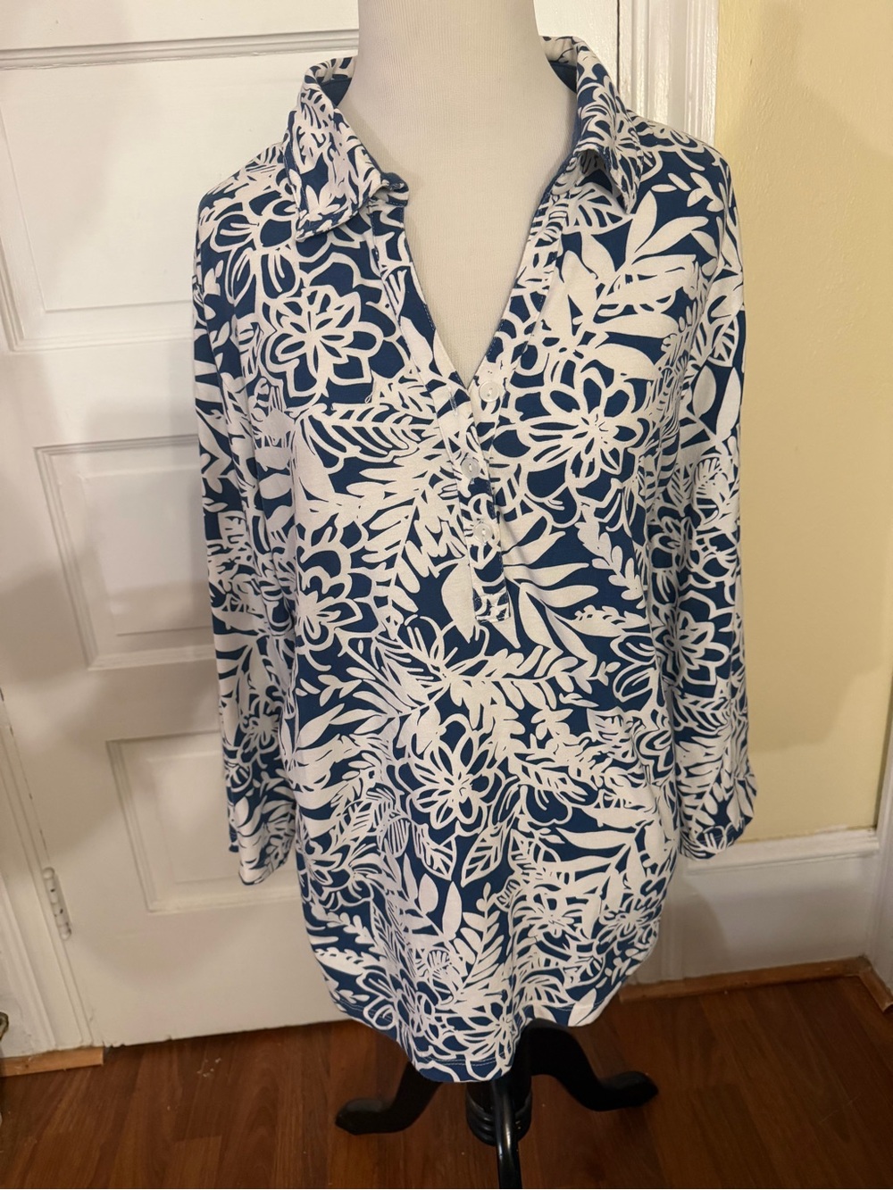 White and Navy Floral V-Neck Tunic Blouse XL